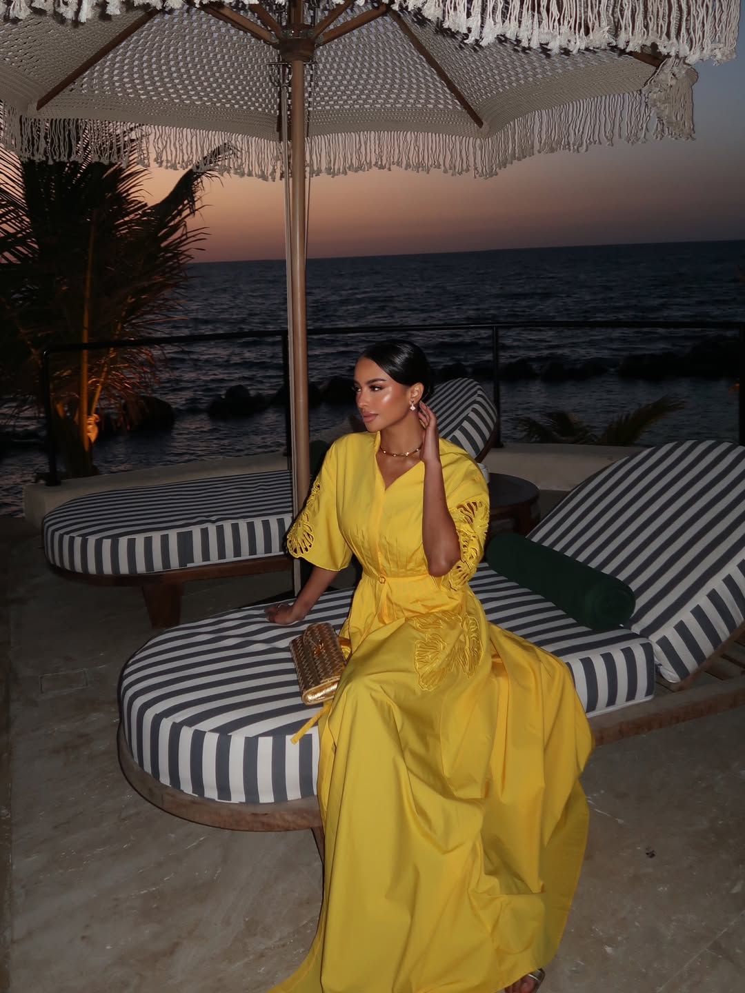  لما العقيل بالفستان الطويل باللون الأصفر بقصة الـShirt dress