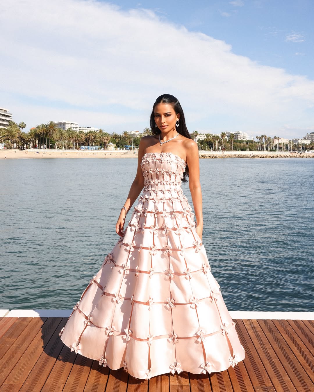 لما العقيل بفستان وردي كلوش