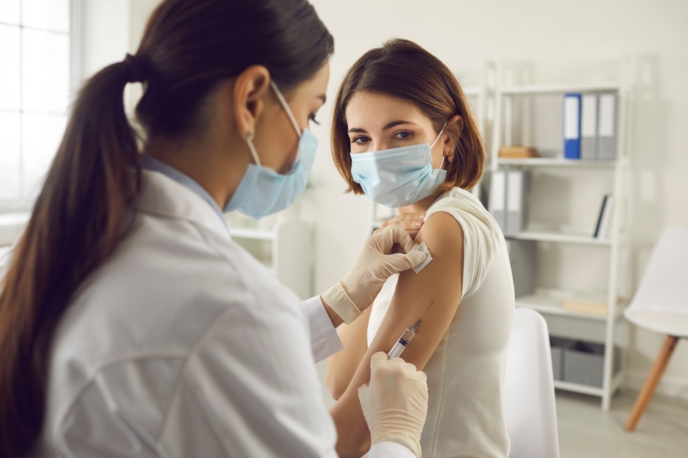 كبار السن واصحاب الامراض المزمنة عرضة للمضاعفات والوفاة حتى بعد تلقي التطعيم