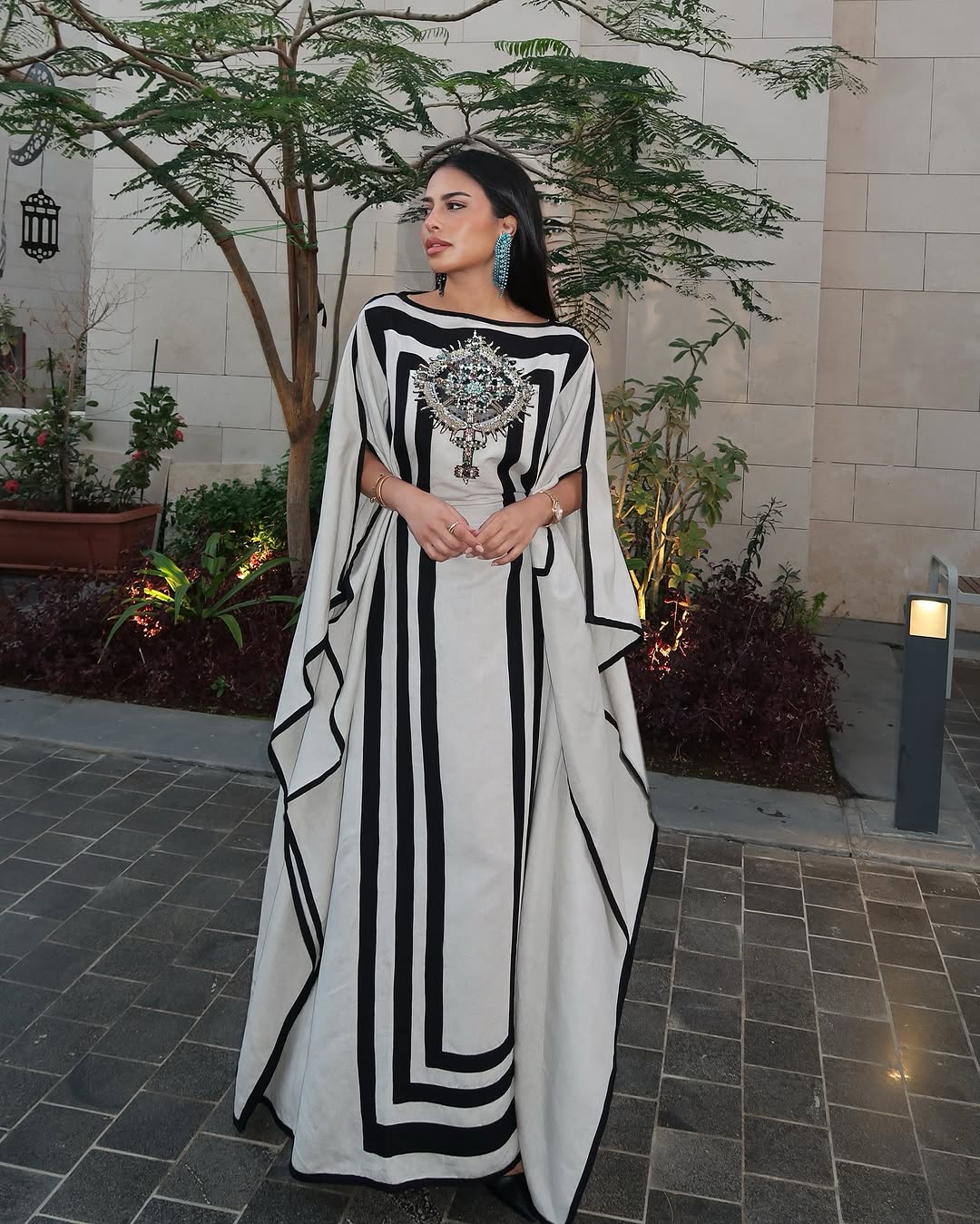 لما العقيل تتألق بالأبيض بستايل شرقي