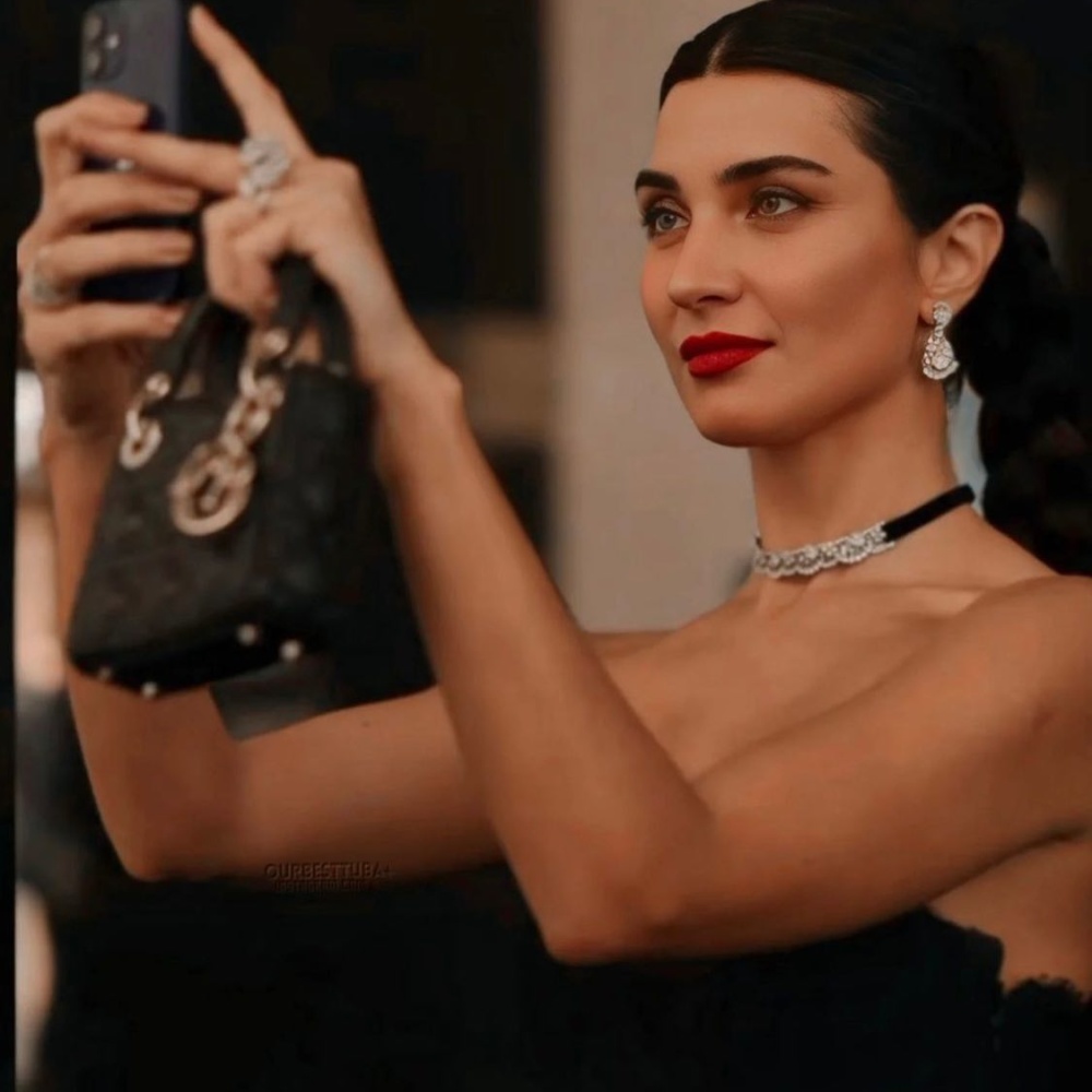 توبا بويوكستون Tuba Büyüküstün بشوكر ماسي أنيق وأقراط مرصّعة بالألماس المُتدل