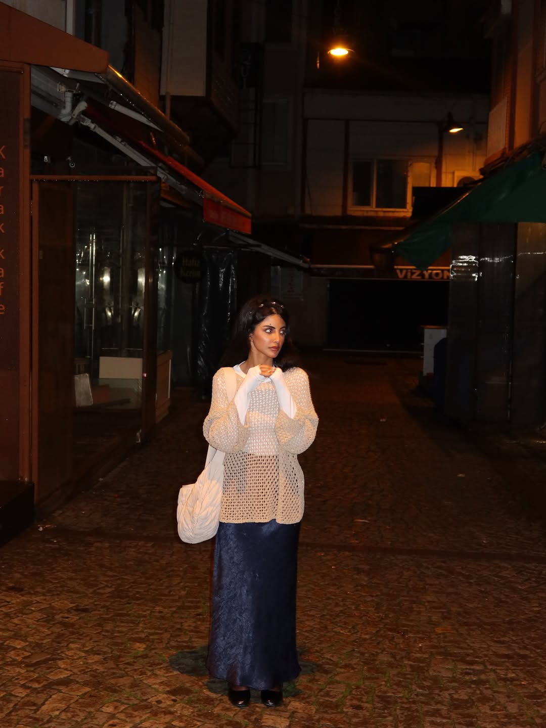 لمى الكناني ترتدي تنورة ماكسي  يعلوه بلوزة صوفية محبوكة أ