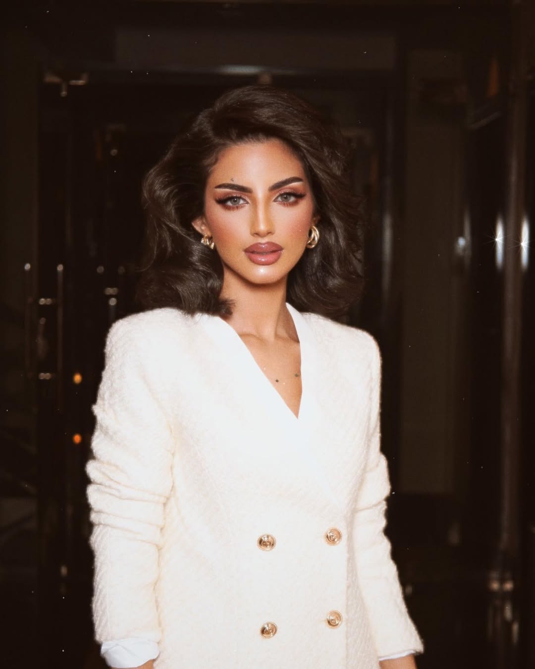 لمى بصيحة الفستان البليزر من التويد باللون الأبيض