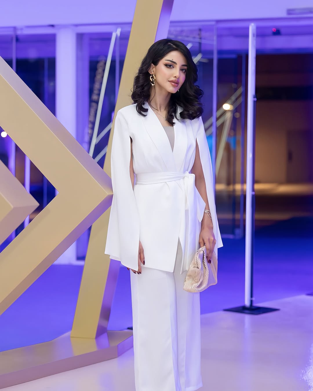لمى عبدالوهاب ببدلة كلاسيكية أنيقة باللون الأبيض