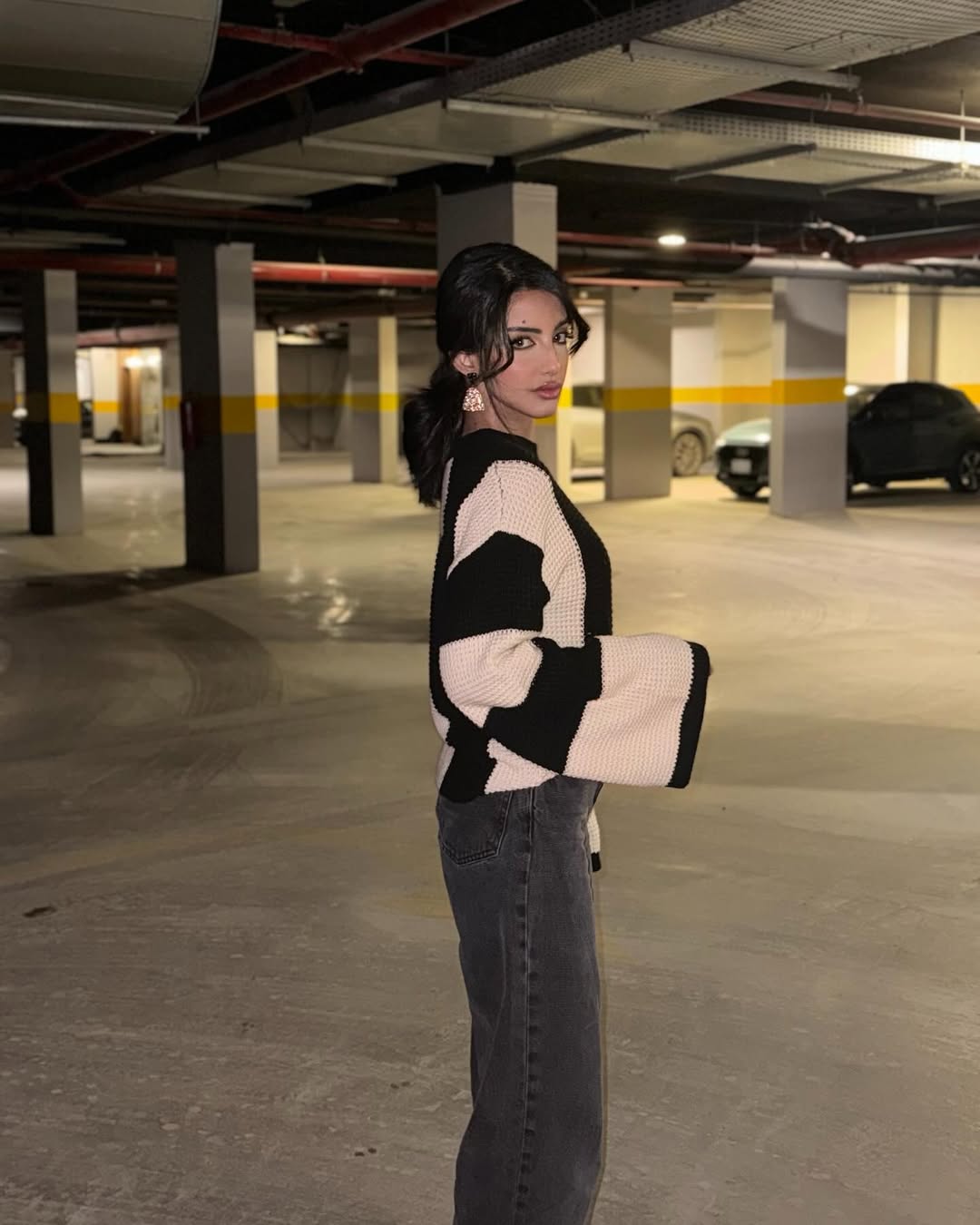 لمي عبدالوهاب ببنطال الدنيم الداكن بالأرجل الواسعة منسق مع بلوزة صوفية أوفر سايز