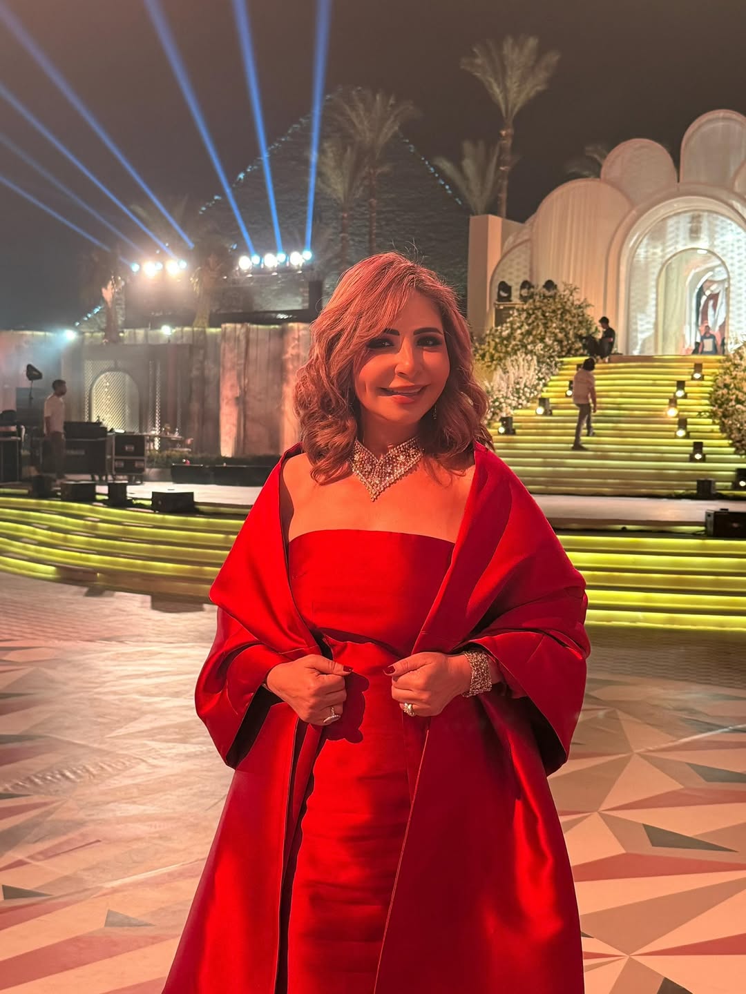  لميس الحديدي بفستان استربلس باللون الأحمر الناري