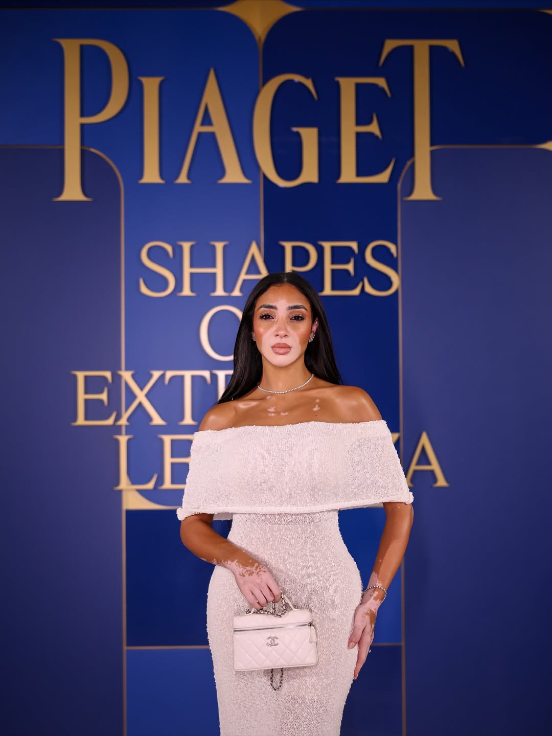 لوجينا حملت حقيبة يد كلاسيكية من شانيل باللون الأبيض