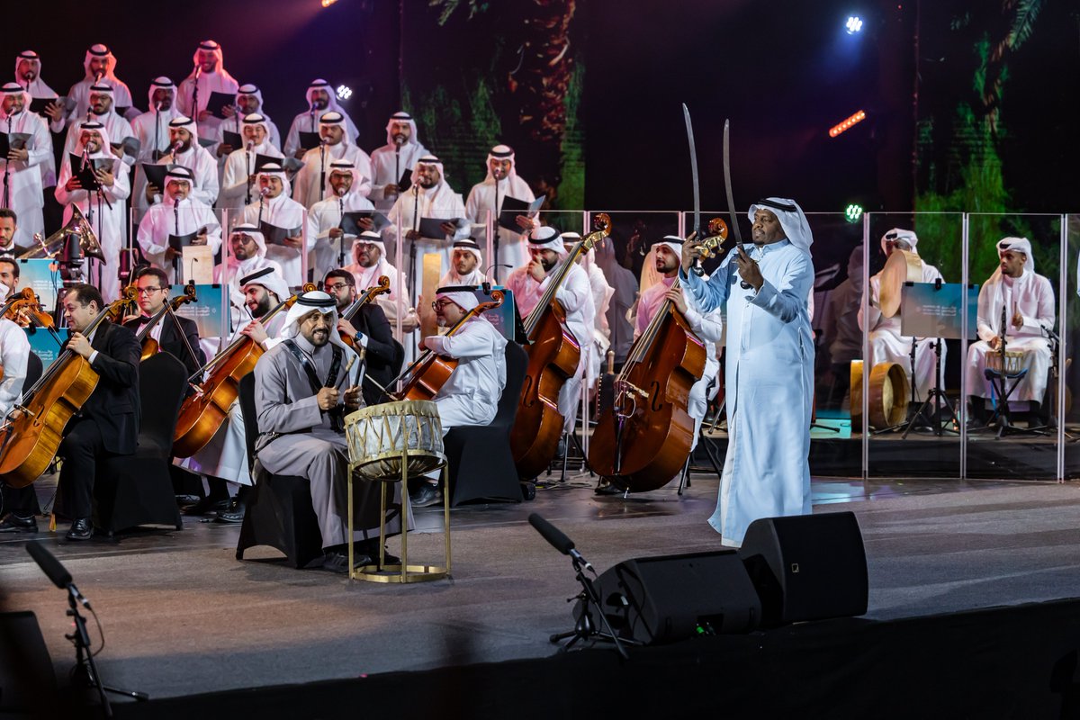 لوحة أدائية تجمع بين الأصالة والإبداع المعاصر في تناغم آسر.