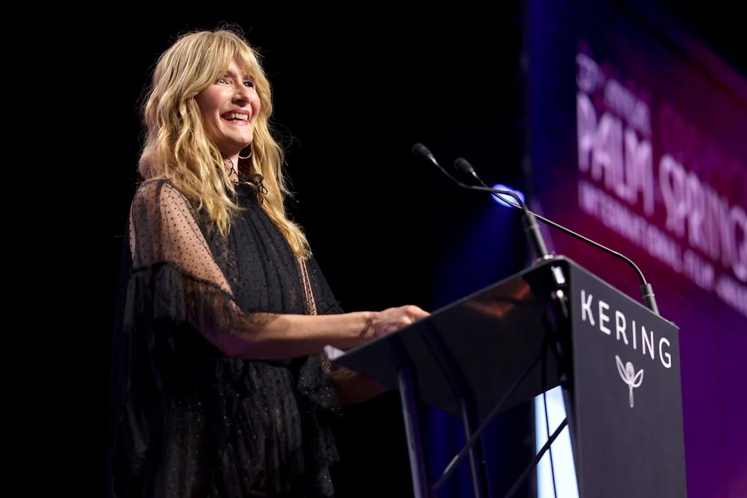 لورا ديرن بفستان سهرة طويل باللون الأسود من الدانتيل التل المنقط