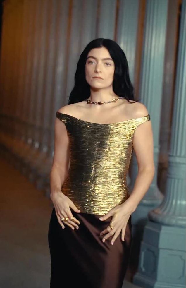 لورد بفستان سهرة طويل مصمم على شكل تنورة ماكسي من الحرير