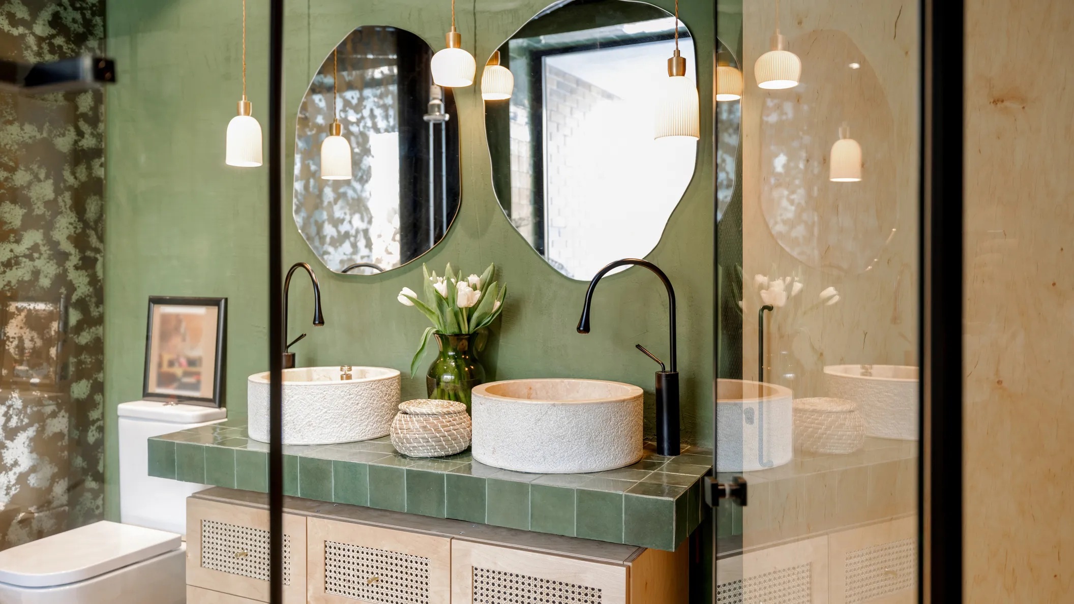 لون أخضر الماتشا  مثالي لتحويل الحمام إلى ملاذ مريح يشبه أجواء السبا