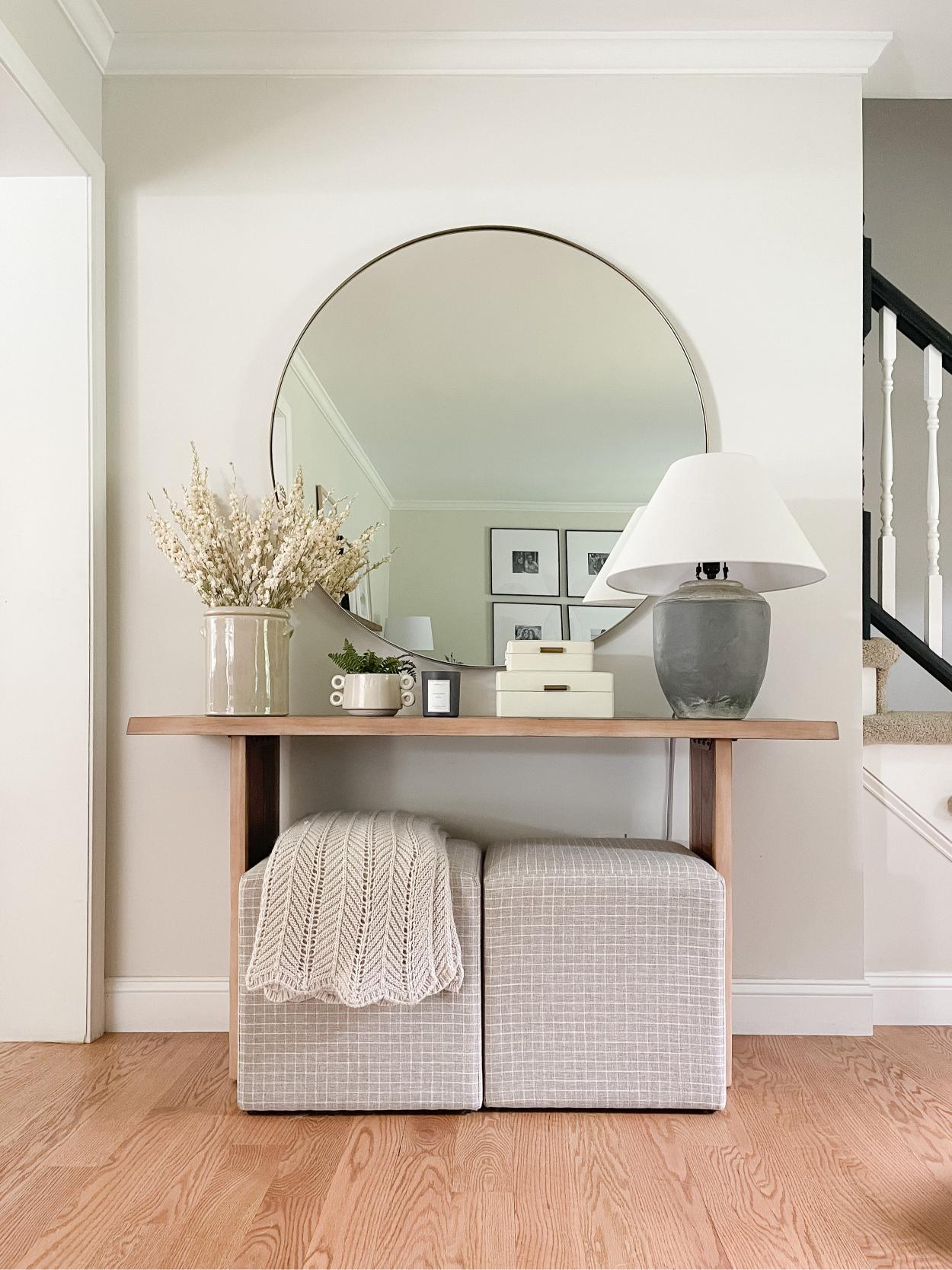 لون الرمادي الكلاسيكي في مدخل المنزل