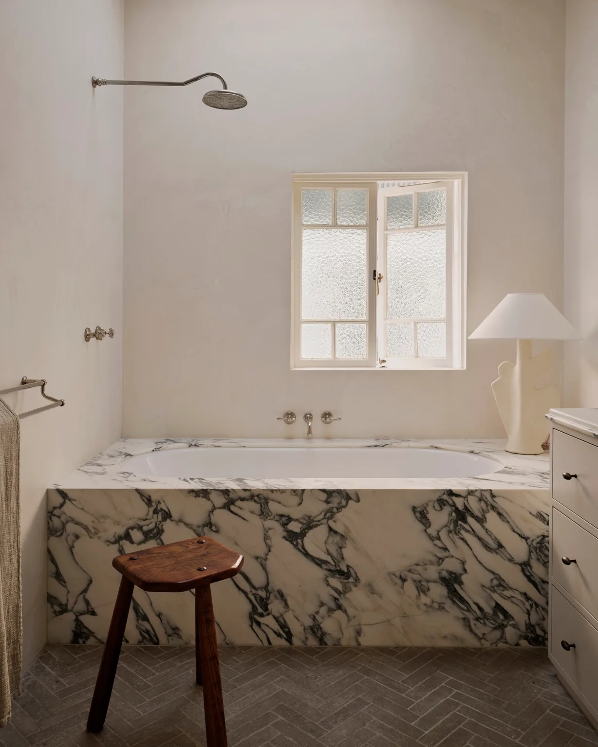 لون cloud dancer مثالي لجدران الحمامات