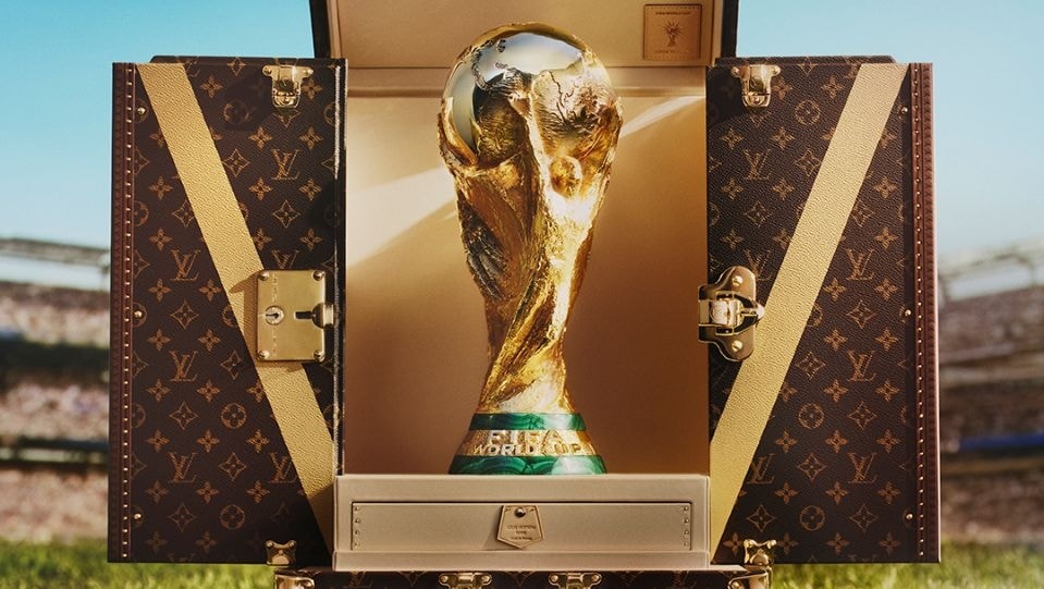 كشفت لويس فيتون عن الصندوق الرسمي المصمم خصيصاً لحمل وعرض كأس العالم FIFA 2026. 
