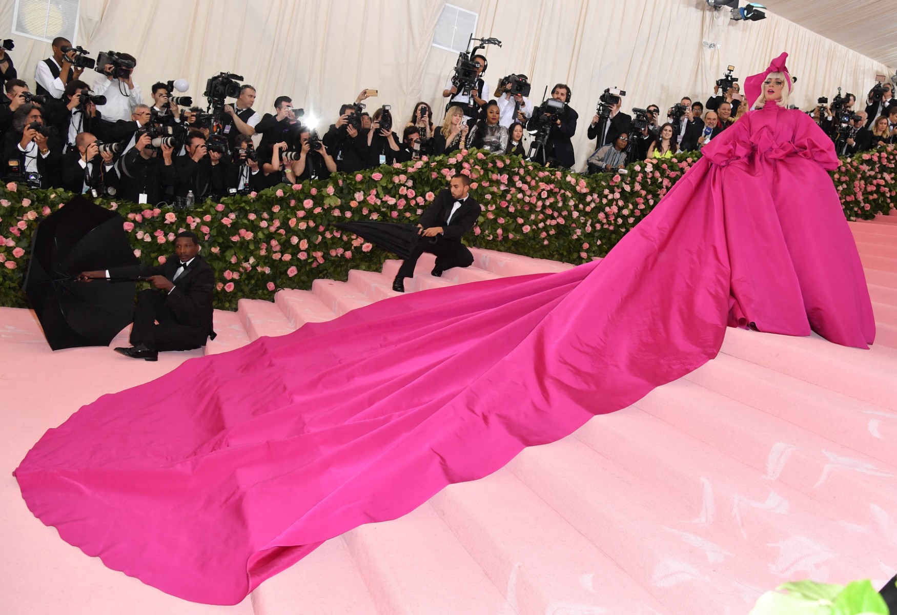 ليدي غاغا في Met Gala 2019 بفستان هائل باللون الفوشيا