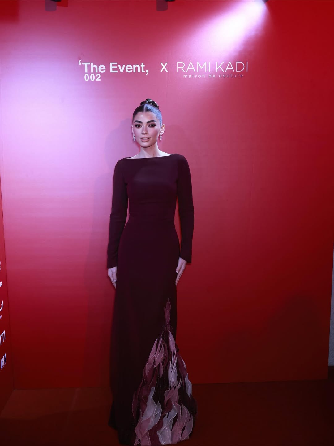 ليلى أحمد زاهر بفستان يناسب سهرات الخريف بفخامة اللون البرغندي الدافئ