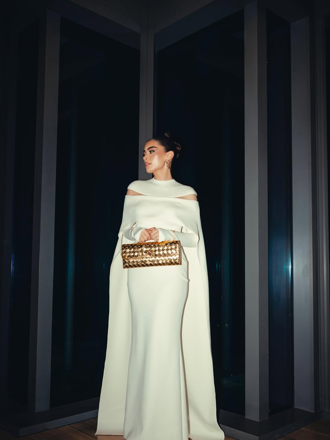 ليلى احمد زاهر بالفستان الأبيض بقصة مستقيمة