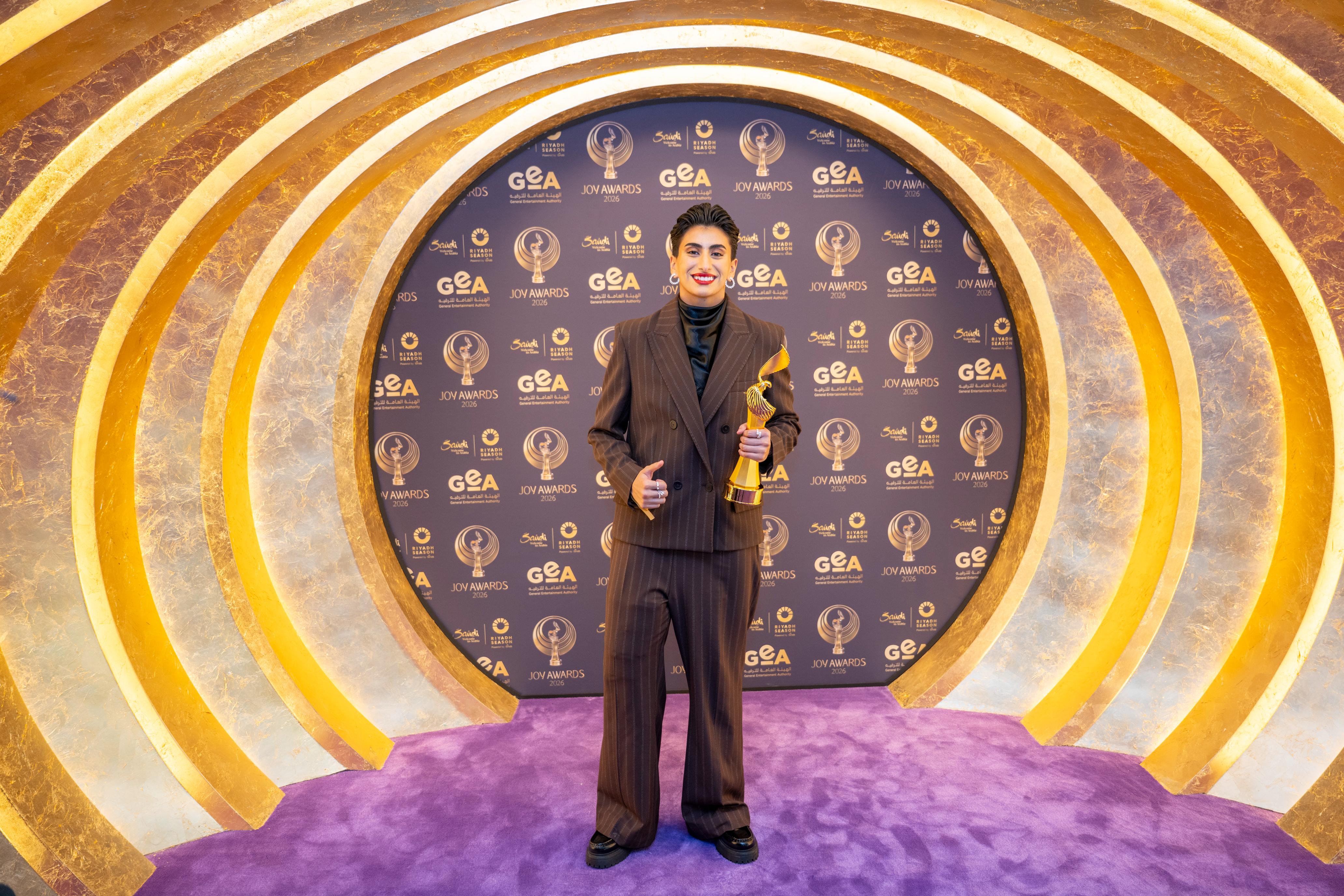 ليلى القحطاني تحمل جائزة الرياضية المفضلة في Joy Awards 2026