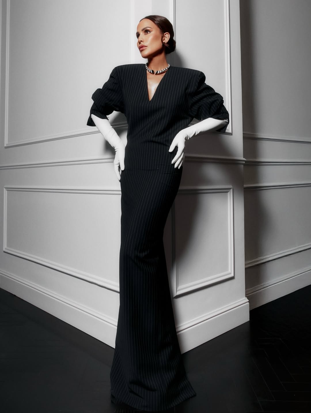 ليلى عزيز ارتدت قفازا عاليا باللون الأبيض مع فستان طويل