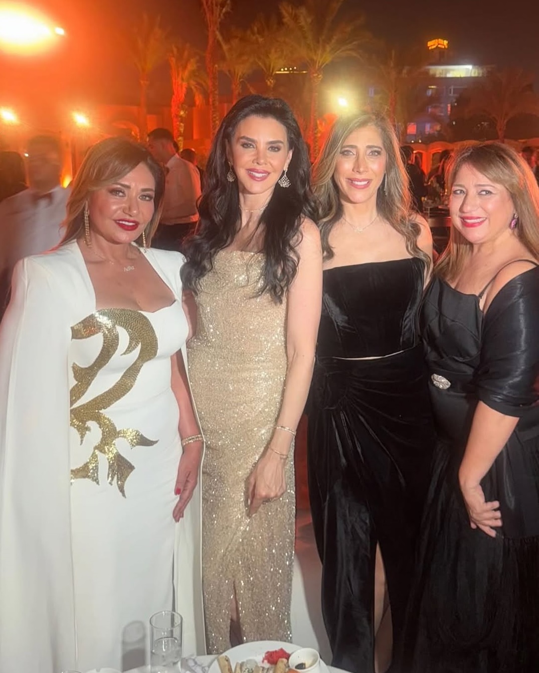 ليلى علوي بفستان سهرة باللون الأبيض مصمم بقصة كاب