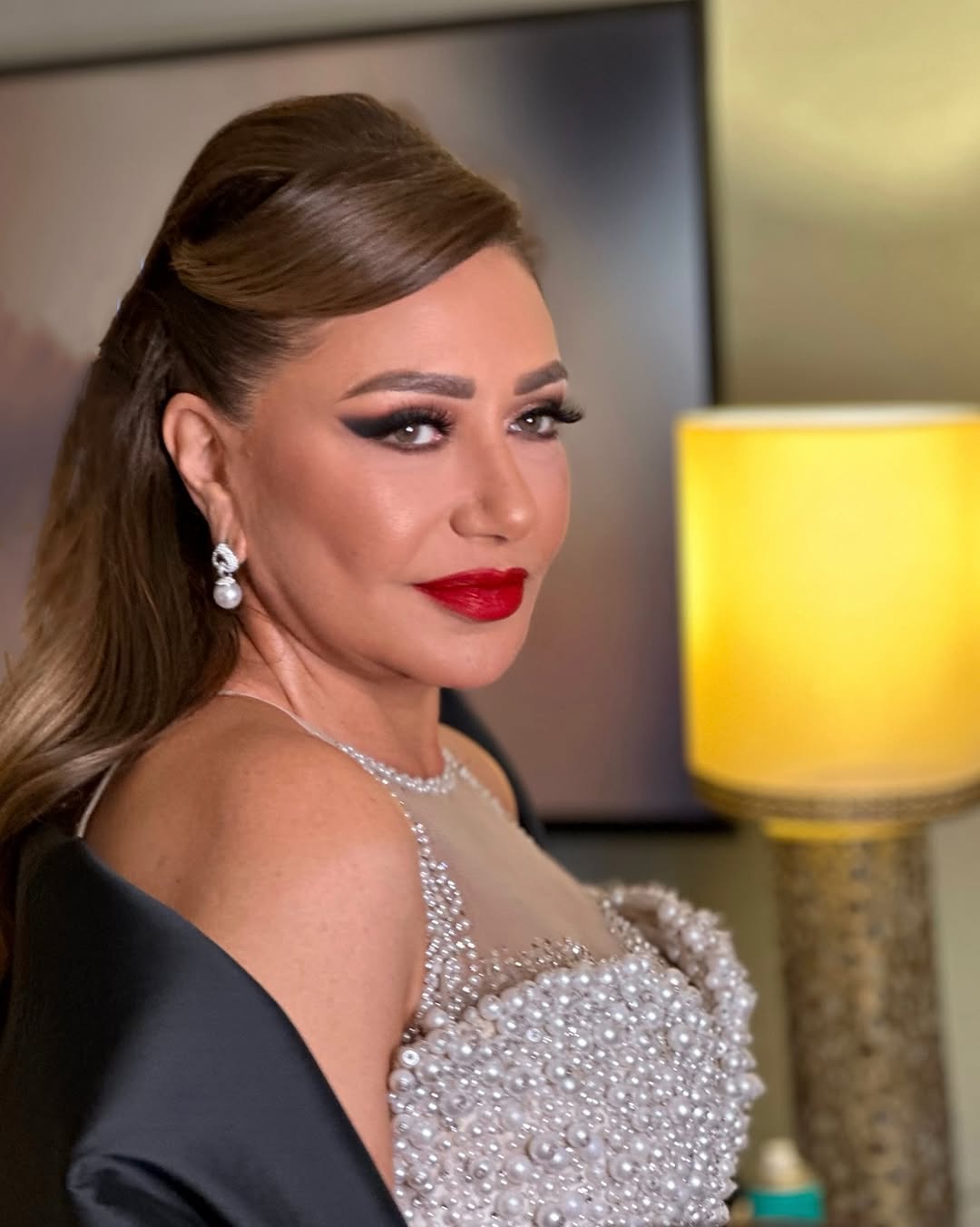 ليلى علوي بأحمر الشفاه القوي