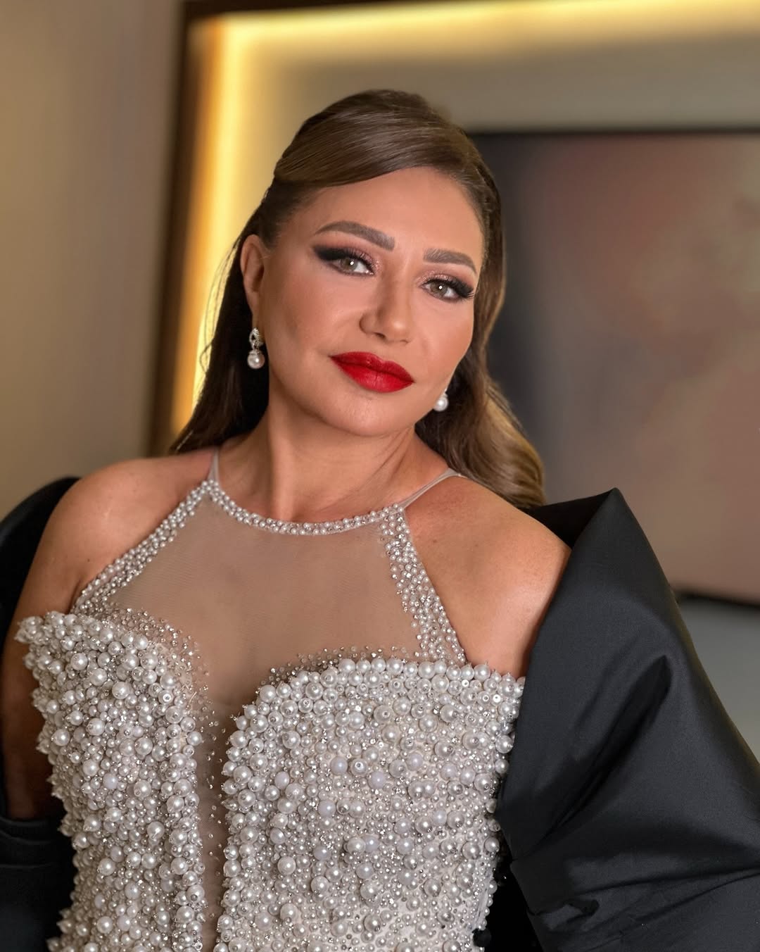 ليلى علوي بأحمر الشفاه القوي