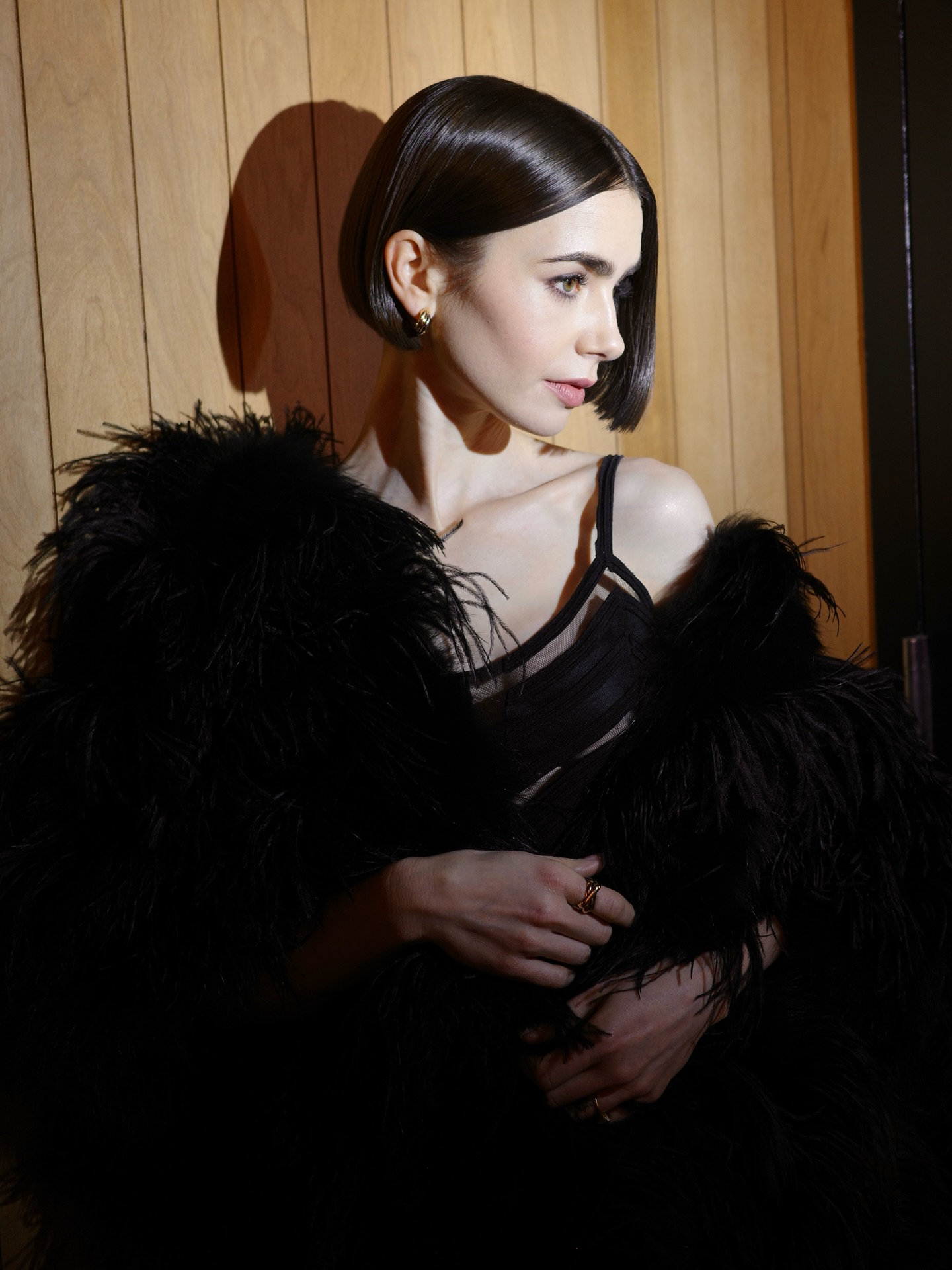 ليلى كولينز Lily Collins بتصاميم مجوهرات ناعمة من كارتييه Cartier