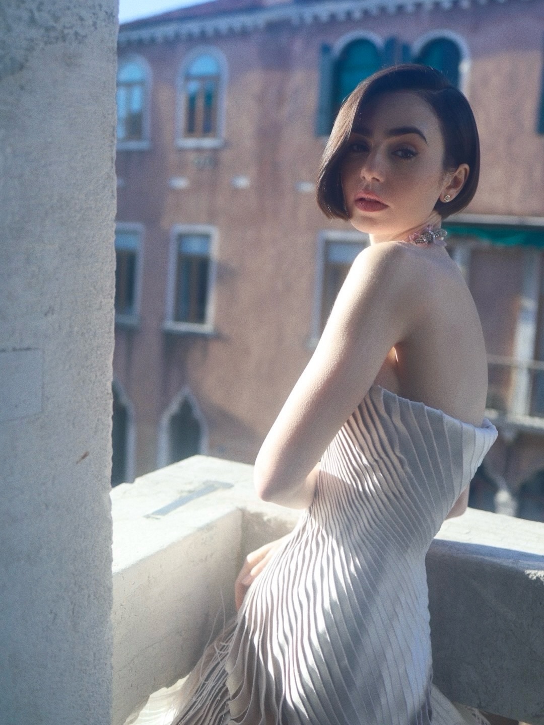 ليلي كولينز بإطلالة من تصميم دار Schiaparelli