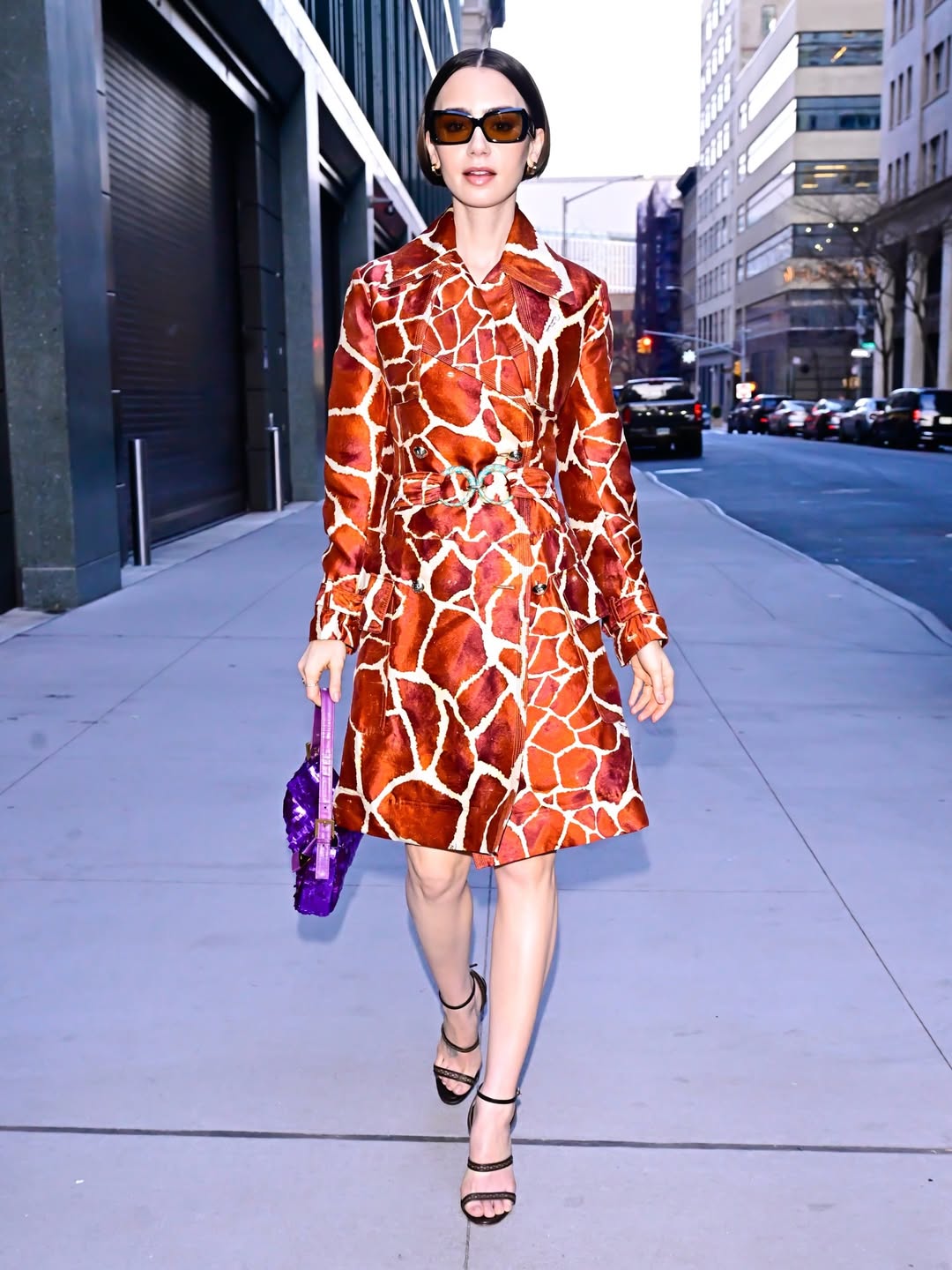 ليلي كولينز بستايل الـShirt dress المطبوع بنقشة برية باللون البني والأبيض