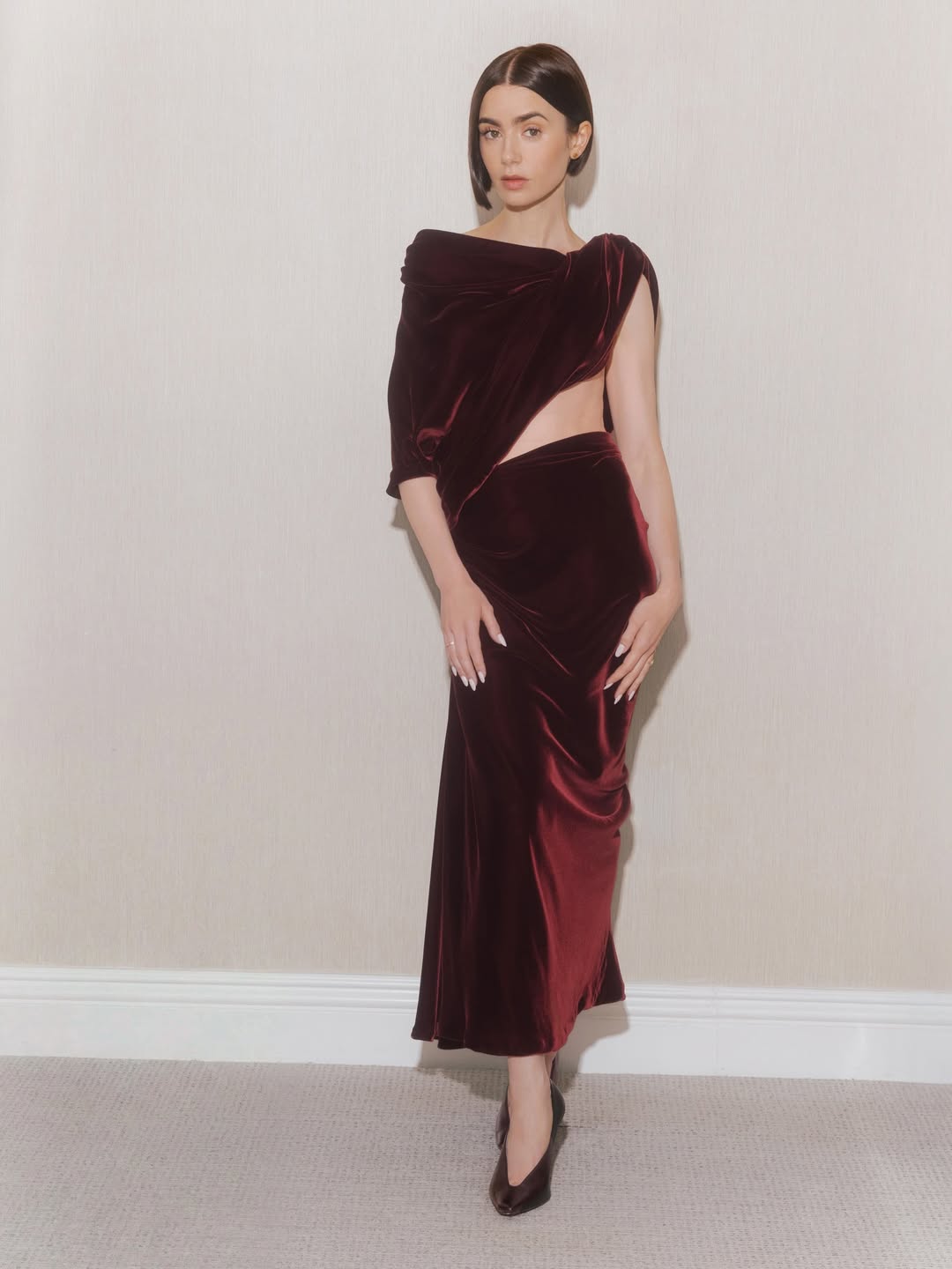 ليلي كولينز بفستان المخمل باللون البرغندي