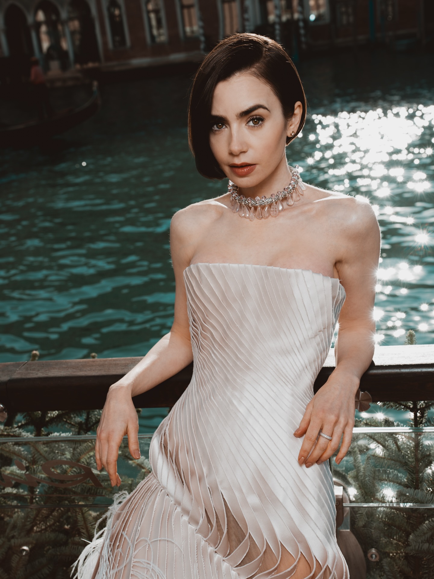 ليلي كولينز Lily Collins بقلادة مُذهلة من علامة مجوهرات كارتييه Cartier