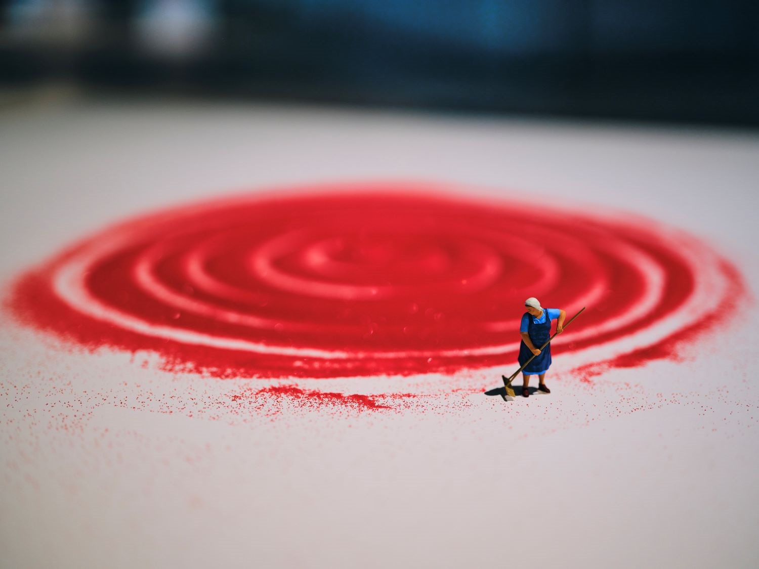 ليليانا بورتر Liliana Porter, Red sand, 2024, Courtesy of SAMoCA 4