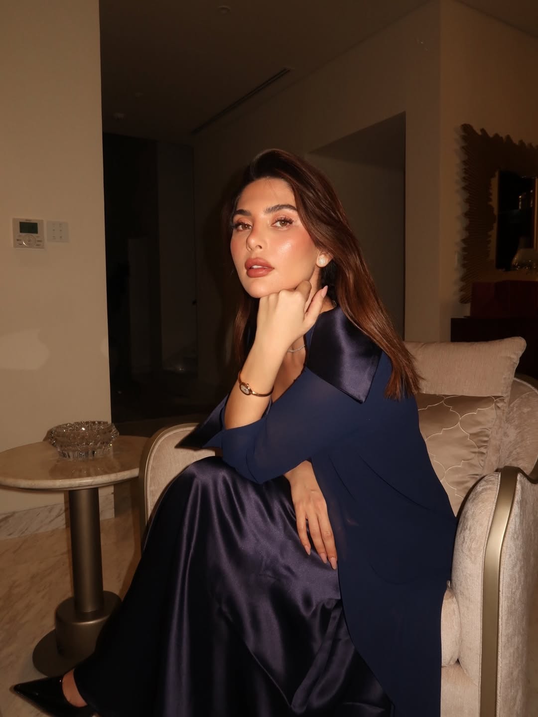 لين برنجكجي.. أناقة "الكحلي" الساتان لإطلالة رمضانية ناعمة