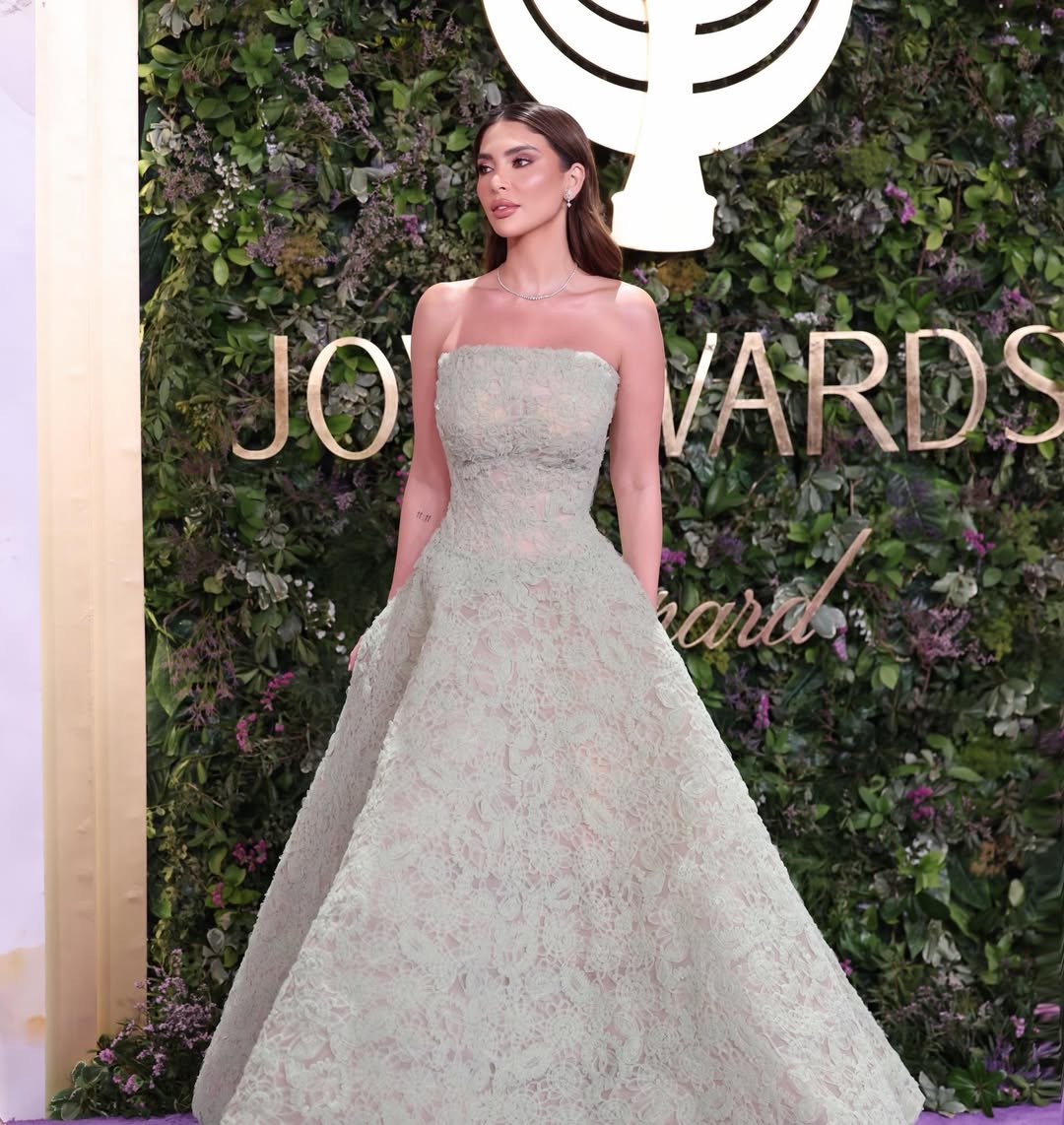 لين برنكنجي بصيحة الفستان المنتفخ باللون الأخضر الشاحب