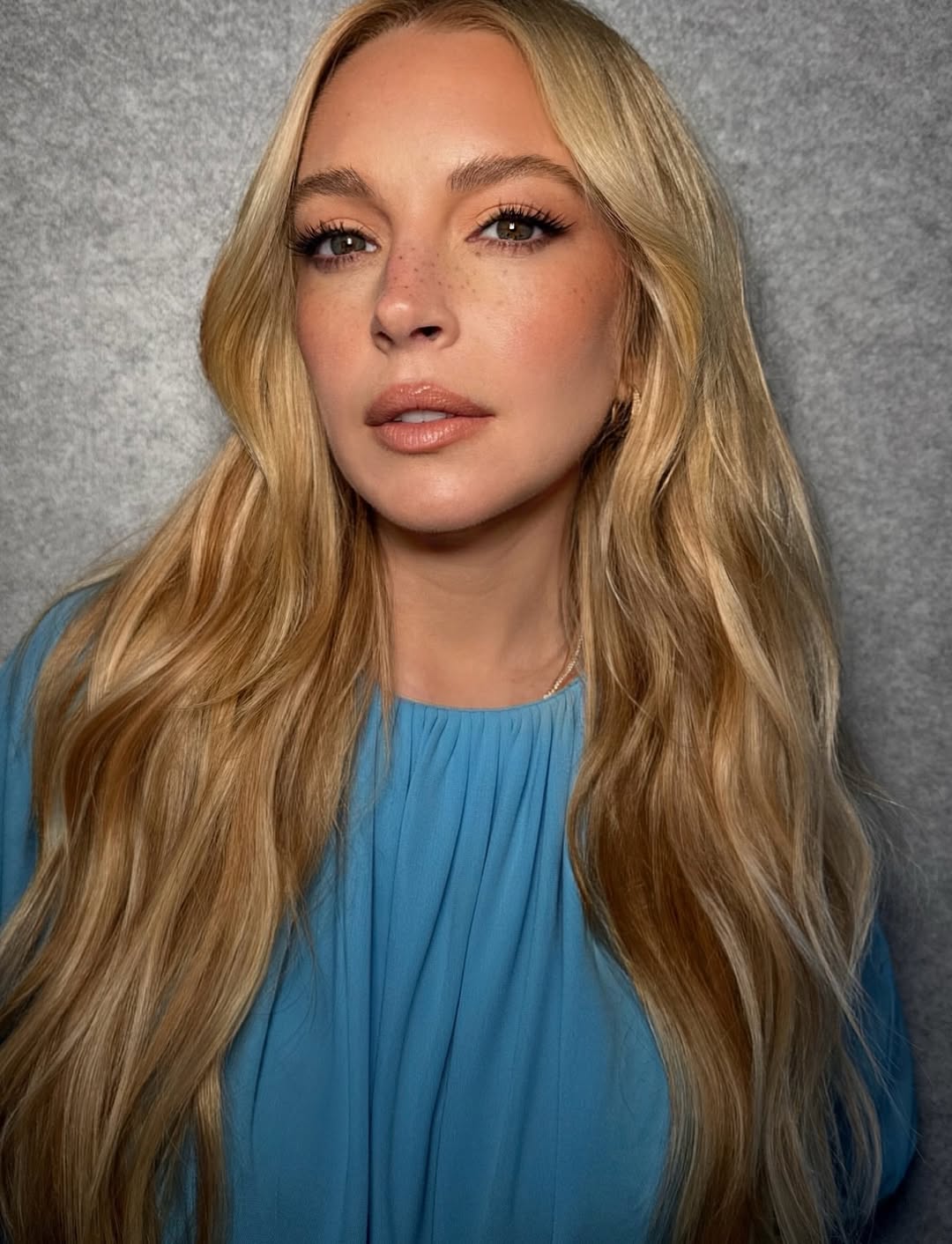 ليندسي لوهان تعود من جديد الى المكياج المرجاني- الصورة من حساب خبير الشعر Danielle Priano على انستغرام