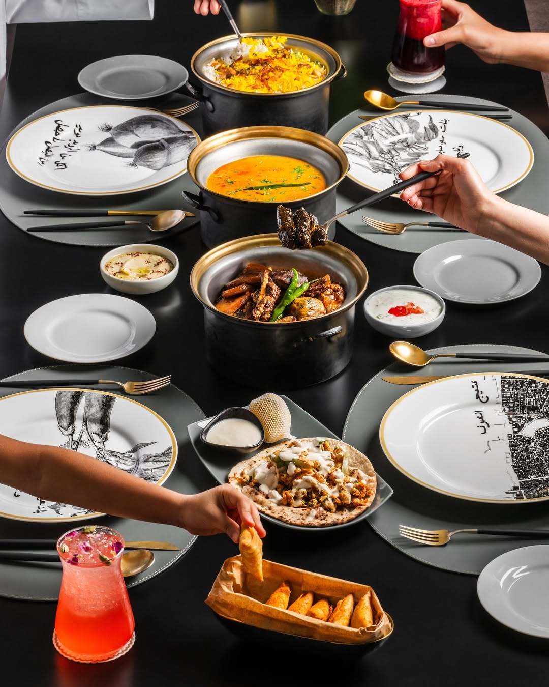 مأدبة عامرة بأشهى الأطباق في مطعم دار حمد الكويتي