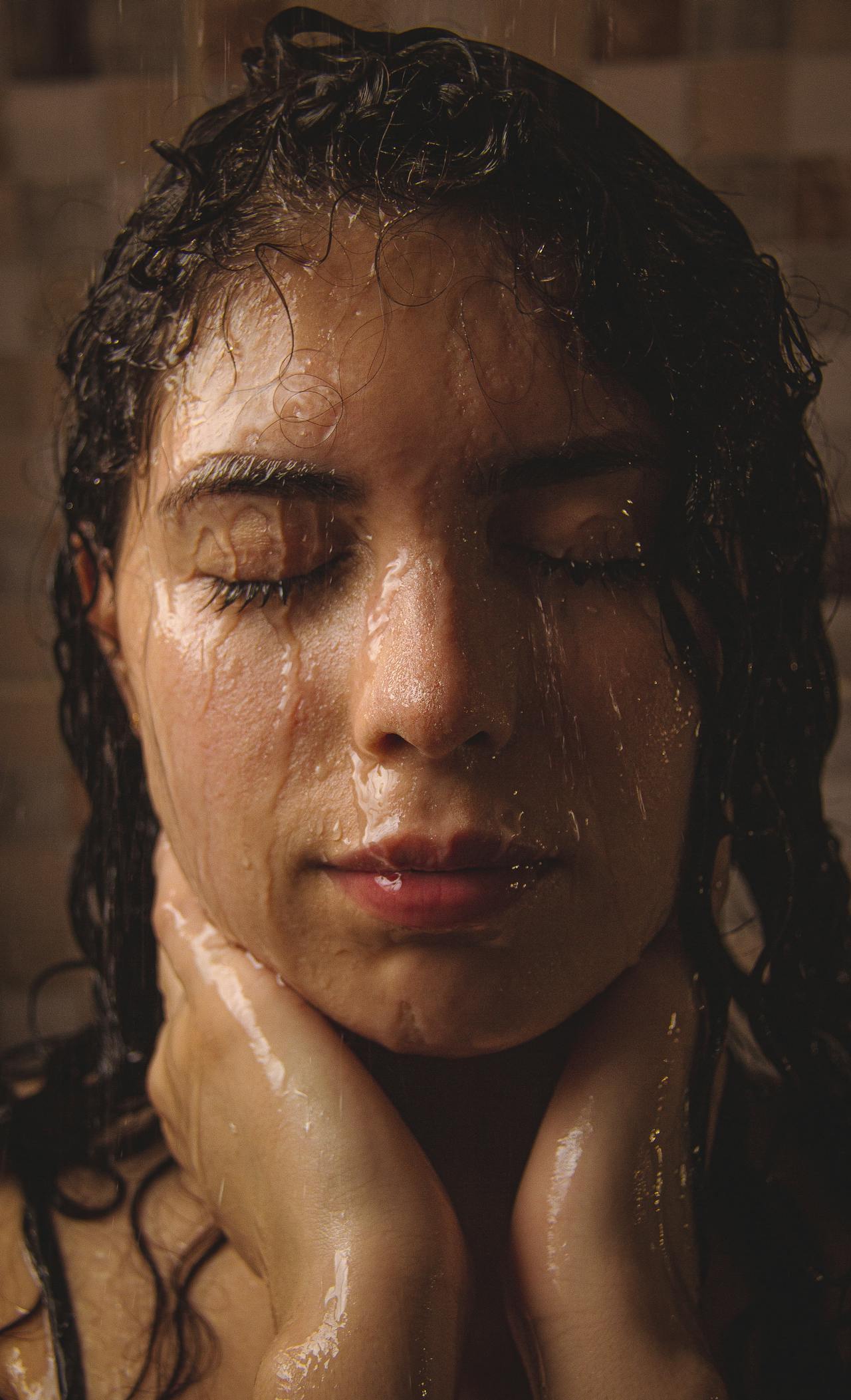 ماء الاستحمام يخرب روتين العناية ببشرة لهذه الأسباب