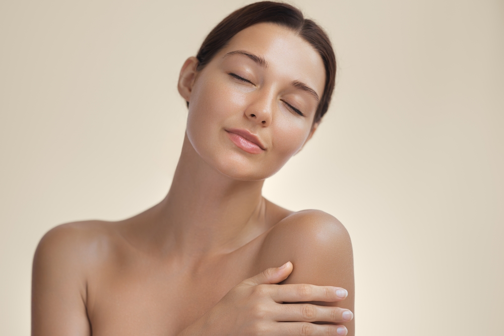 مادة الألانتوين والأحماض الطبيعية تعمل على احتجاز الماء داخل طبقات الجلد