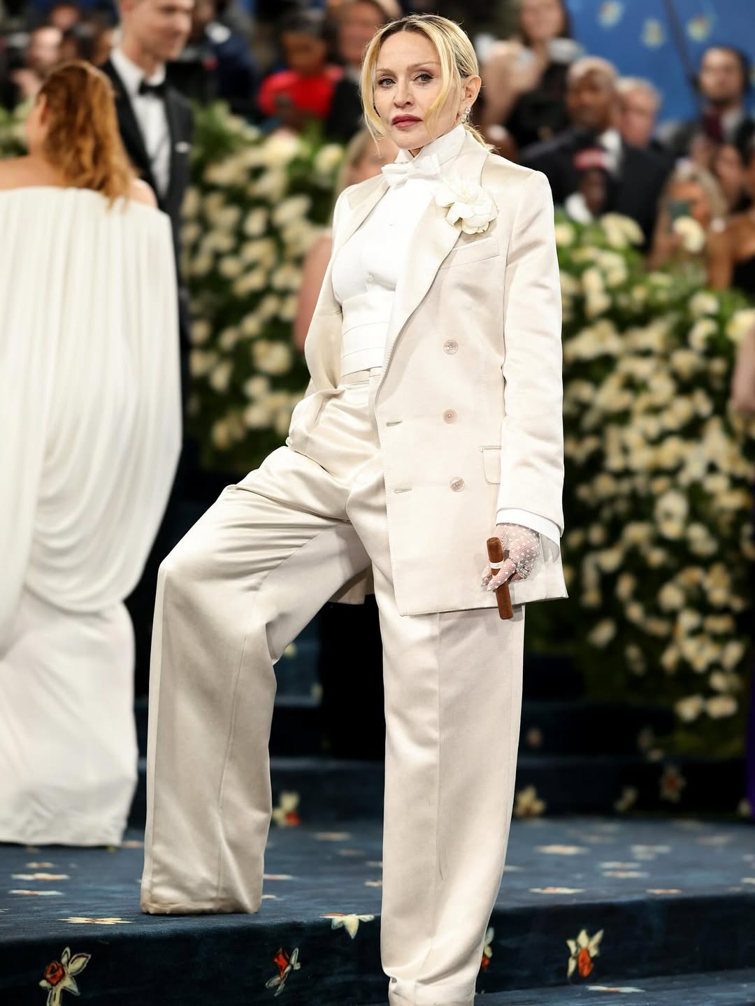 مادونا ببدلة نسائية من توقيع Tom ford بأسلوب مونوكروم