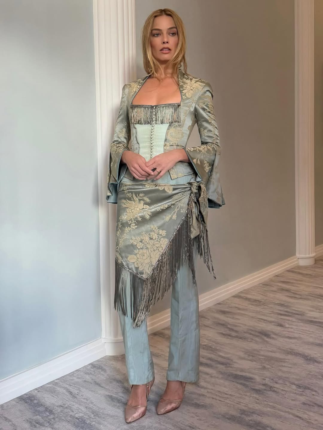 مارجو روبي بكورسيه من الحرير باللون الأخضر مطبوع بنقشة الورود الباهتة