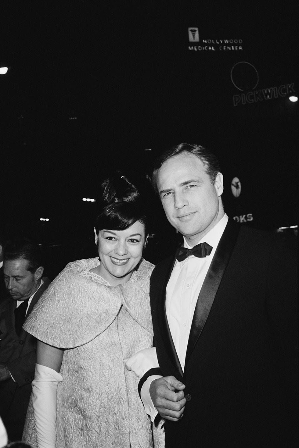 مارلون براندو Marlon Brando وموفيتا كاستانيدا Movita Castaneda