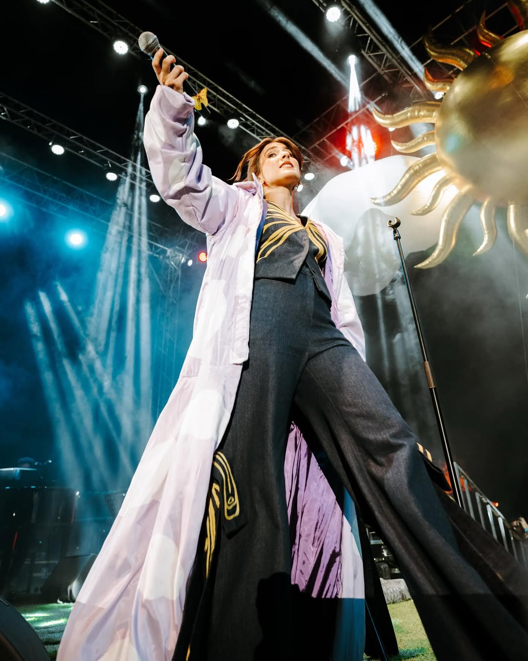  مارلين نعمان ببنطال بالأرجل الواسعة مزين بفيونكات ومرفق بجاكيت مغلق