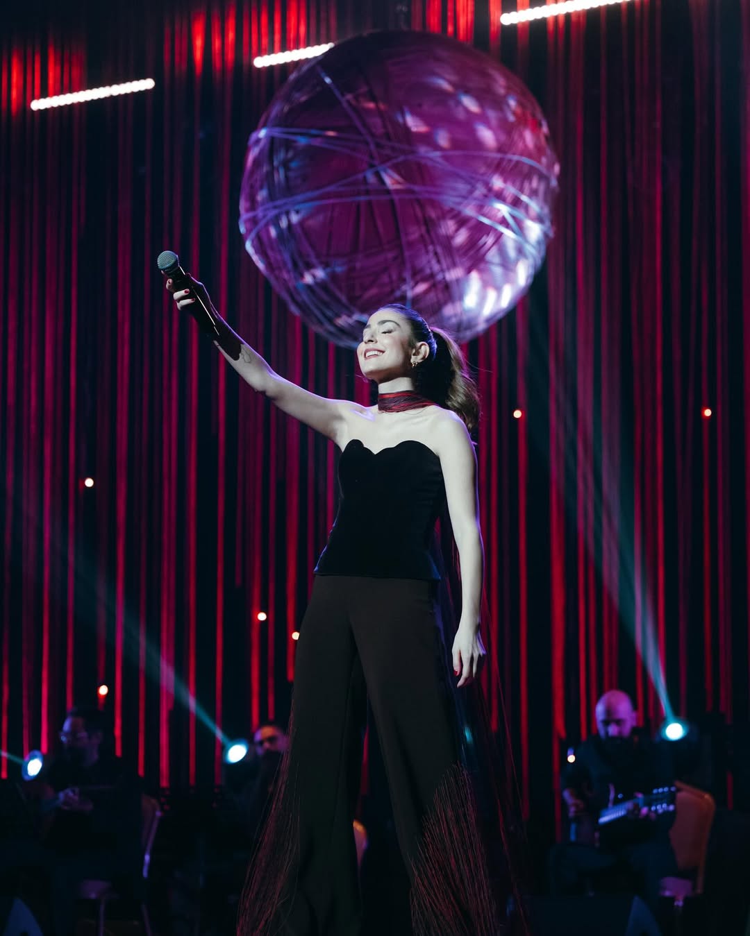 مارلين نعمان بزي داكن من كورسيه سترابلس من المخمل باللون البرغندي وبنطال واسع