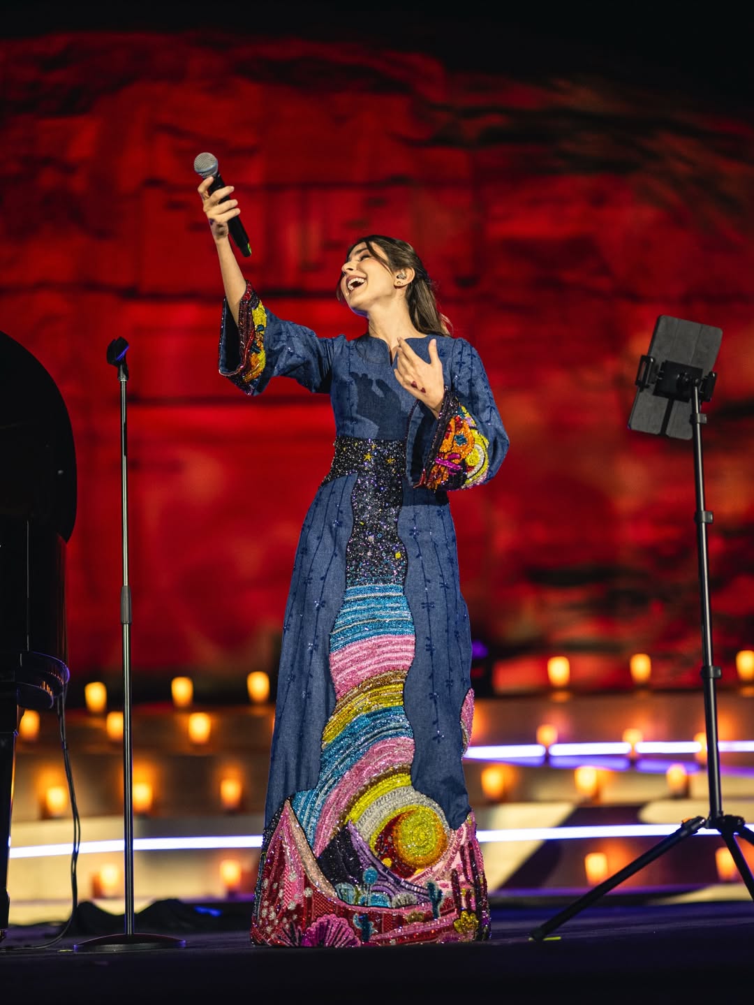 مارلين نعمان بفستان من قماش الدنيم باللون الأزرق مزينا بورود ملونة مستوحاة من العلا