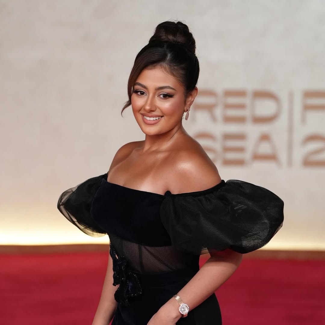 ماريا البحراوي بمكياج دافئ يبرز الملامح بثقة