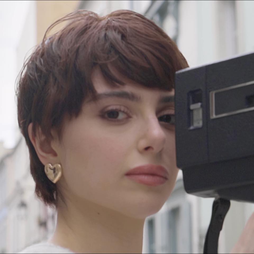 ماريتا الحلاني بأقراط الذهب الأصفر متوسطة الحجم على شكل قلب