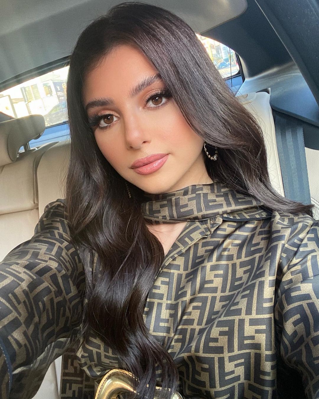 ماريتا الحلاني بالشعر الطويل