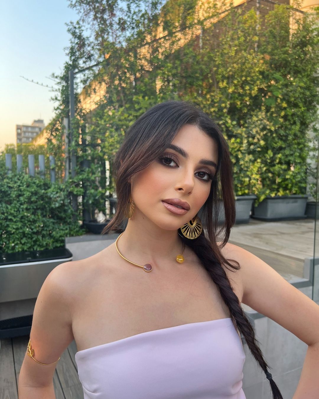 ماريتا الحلاني بمجوهرات من الذهب الأصفر المرصّع بأحجار كريمة ملونة