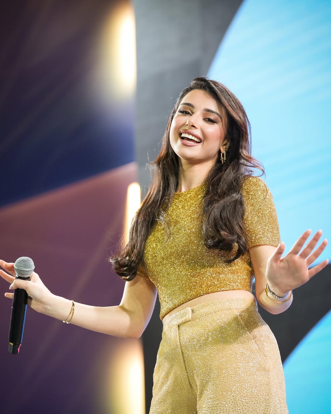 ماريتا الحلاني بمجوهرات من الذهب الأصفر بتوقيع تيفاني أند كو Tiffany & Co