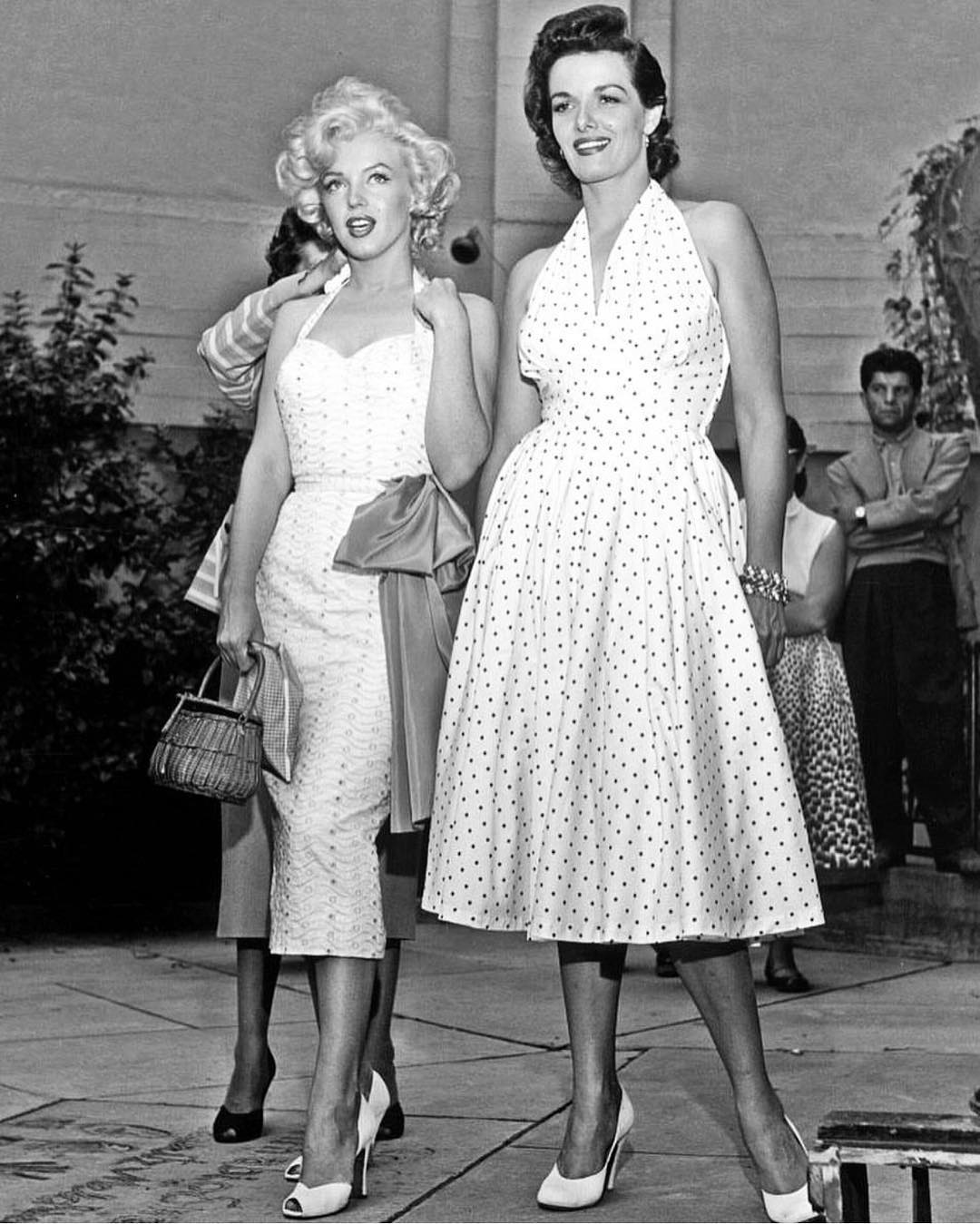 ماريلين مونرو وجين راسل في فساتين مقلمة أنيقة